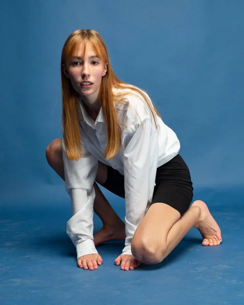 Menina Sentada Com Cabelo Vermelho Pele Branca Isolada Azul Shorts — Fotografia de Stock