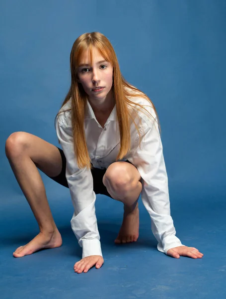 Menina Sentada Com Cabelo Vermelho Pele Branca Isolada Azul Shorts — Fotografia de Stock