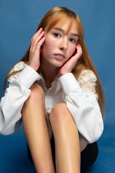 Menina Com Cabelos Vermelhos Pele Branca Isolada Azul Com Mãos — Fotografia de Stock