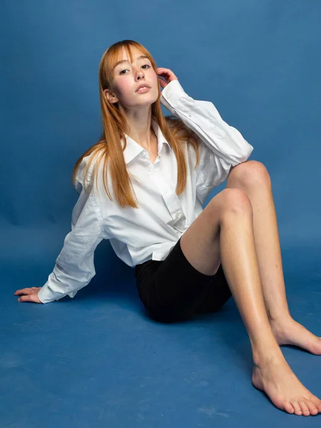 Sentado Suelo Chica Con Pelo Rojo Piel Blanca Aislado Azul —  Fotos de Stock