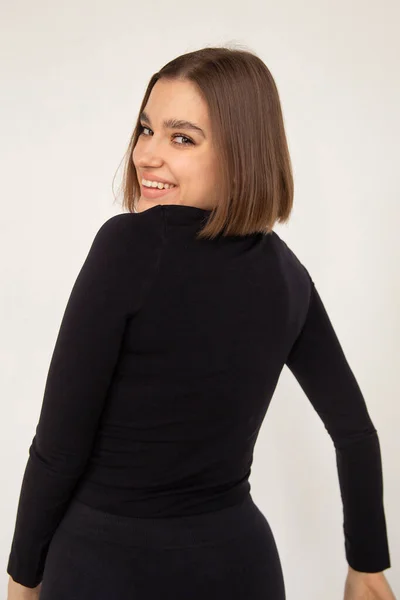 黒で完全にグレーに隔離された正方形の髪と白い肌を持つ笑顔の女性 — ストック写真