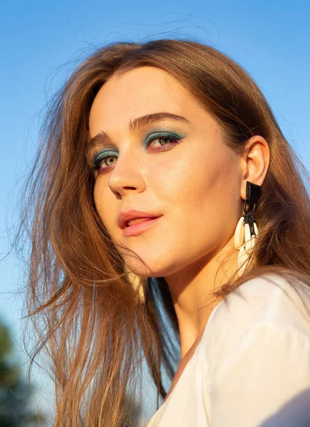 Retrato Mujer Joven Con Piel Blanca Con Cielo Detrás Con —  Fotos de Stock