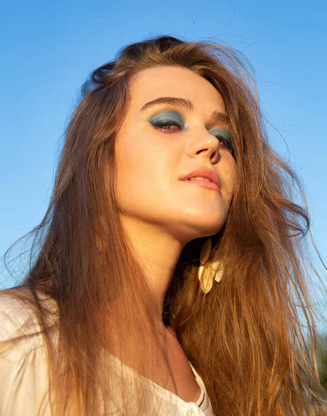 Portret Młodej Kobiety Białą Skórą Niebem Niebieskim Makijażem Powiek — Zdjęcie stockowe