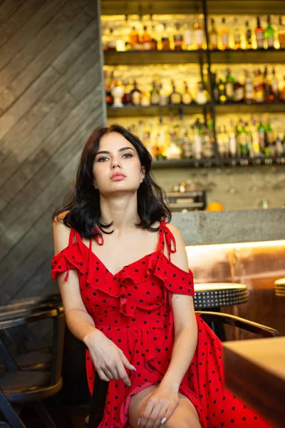 Mujer Joven Cabello Oscuro Con Piel Blanca Barra Vestido Rojo —  Fotos de Stock