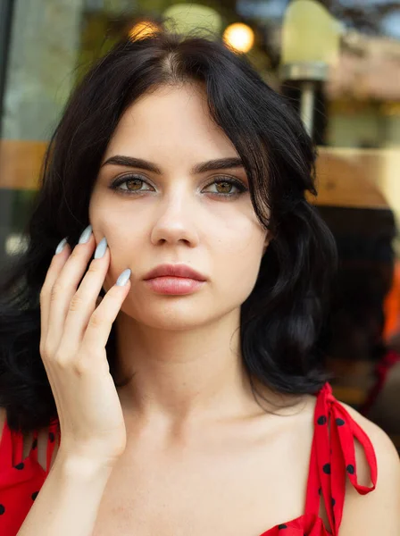 Retrato Una Joven Morena Piel Blanca Con Reflejo Ciudad Tocando —  Fotos de Stock