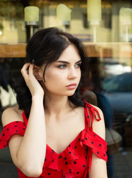 Retrato Una Joven Morena Piel Blanca Con Reflejo Ciudad Detrás —  Fotos de Stock