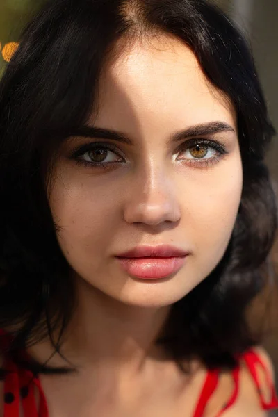顔に茶色の目と影を持つ白い肌の若い暗い髪の女性の肖像画 — ストック写真