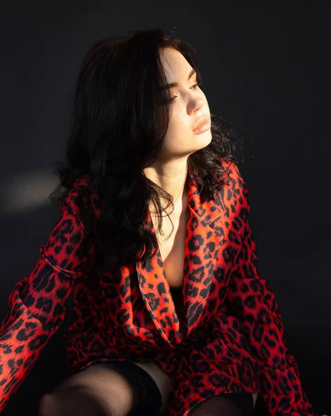 Retrato Mujer Joven Cabello Oscuro Con Piel Blanca Sobre Fondo —  Fotos de Stock