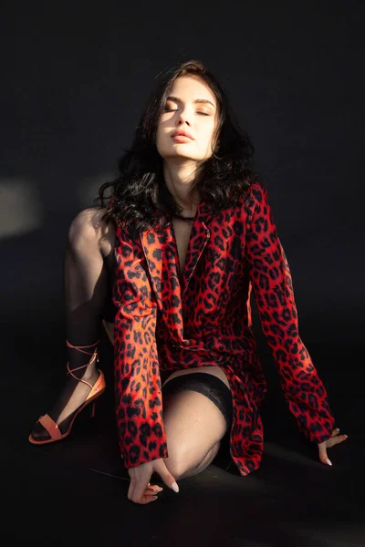 Ung Mörkhårig Kvinna Med Vit Hud Mörk Bakgrund Leopardmönstrade Kläder — Stockfoto