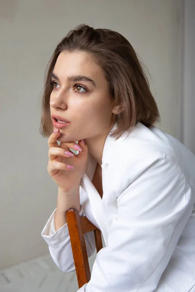 Retrato Mulher Europeia Branca Com Bob Cortado Com Mão Perto — Fotografia de Stock