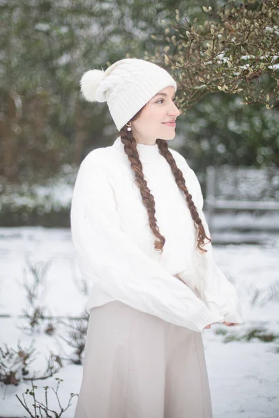 Милая Молодая Женщина Белой Кожей Длинными Косичками Зимнем Парке Снегом — стоковое фото