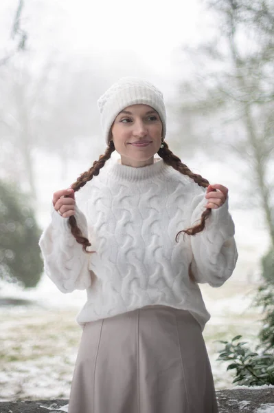 Vestita Bianco Giovane Donna Europea Con Trecce Parco Con Neve — Foto Stock