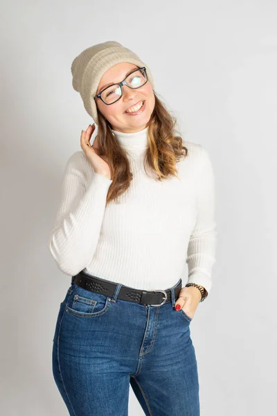 Sorridente Attraente Giovane Donna Europea Occhiali Caldo Maglione Bianco Isolato — Foto Stock