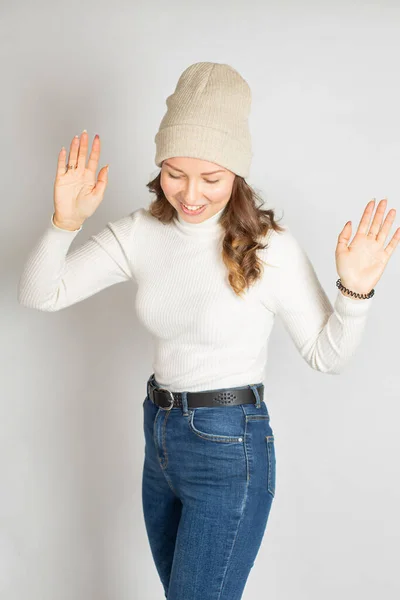 Guardando Giù Attraente Giovane Donna Europea Jeans Caldo Maglione Bianco — Foto Stock
