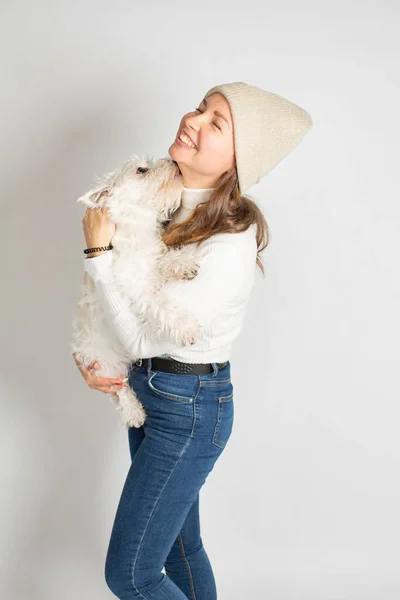 Sıcak Beyaz Kazaklı Gülümseyen Genç Avrupalı Kadın Bir Köpekle Beyaza — Stok fotoğraf
