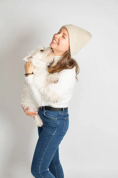 Sorrindo Jovem Mulher Europeia Atraente Jumper Branco Quente Isolado Branco — Fotografia de Stock