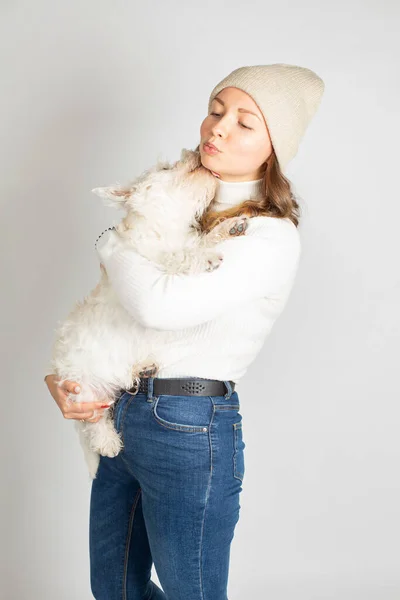 Beyaz Kazaklı Kot Pantolonlu Çekici Genç Avrupalı Kadın Bir Köpekle — Stok fotoğraf