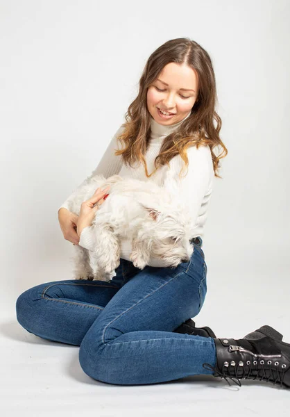 Jovem Mulher Europeia Atraente Jumper Branco Quente Com Cão Isolado — Fotografia de Stock