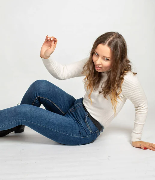 Attraktiv Ung Europeisk Kvinna Jeans Varm Vit Jumper Isolerad Vitt — Stockfoto