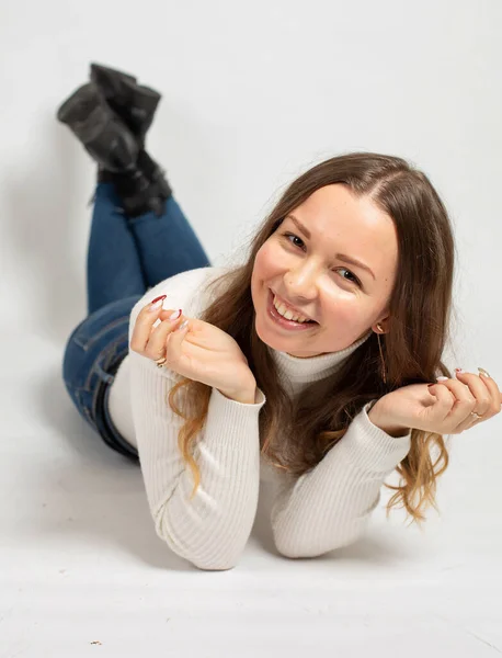 Sonriente Mujer Europea Joven Atractiva Acostada Jersey Blanco Cálido Aislado — Foto de Stock