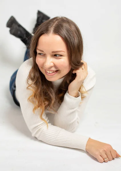 Mujer Europea Joven Atractiva Acostada Jersey Blanco Cálido Aislado Blanco —  Fotos de Stock