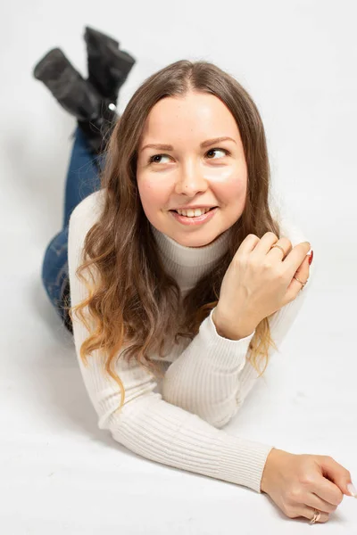 Jovem Mulher Europeia Atraente Jumper Branco Quente Isolado Branco Deitado — Fotografia de Stock