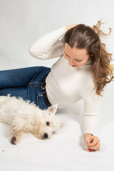 Attraktiv Ung Europeisk Kvinna Varm Vit Jumper Isolerad Vitt Husdjur — Stockfoto