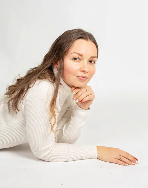 Retrato Joven Europea Atractiva Sonriente Jersey Blanco Cálido Aislado Blanco — Foto de Stock