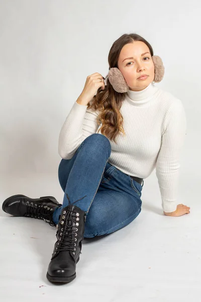 Sentado Atraente Jovem Mulher Europeia Com Cabelo Castanho Jumper Branco — Fotografia de Stock