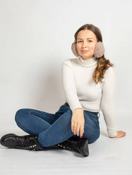 Jovem Mulher Jumper Branco Quente Com Earmuffs Pele Isolado Branco — Fotografia de Stock