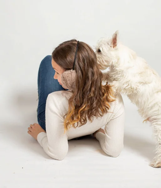 Молодая Женщина Лежит Теплом Белом Свитере Меховыми Наушниками Изолированы Белом — стоковое фото