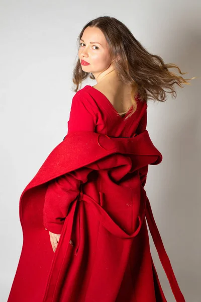 Atraktivní Mladá Evropanka Stojící Izolovaně Světle Šedé Červeném Kabátě — Stock fotografie