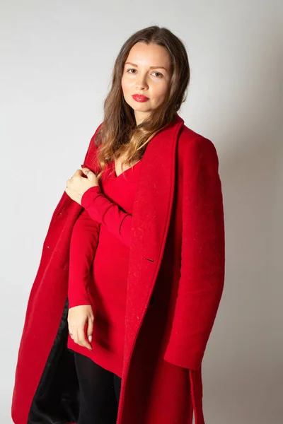 Atraktivní Mladá Evropanka Červeném Oblečení Izolované Světle Šedé — Stock fotografie