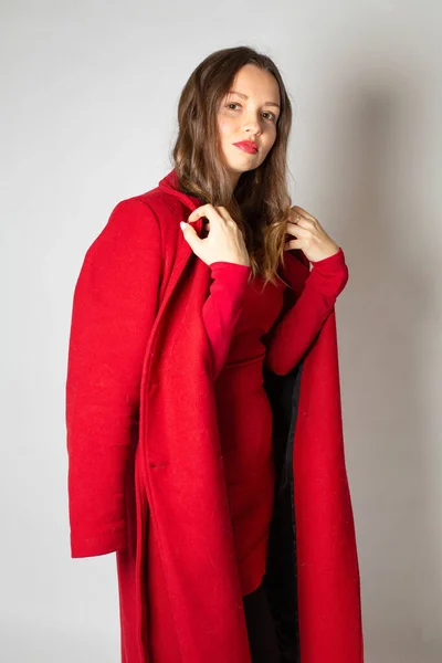 Atraktivní Mladá Evropanka Izolovaná Světle Šedé Červených Šatech — Stock fotografie