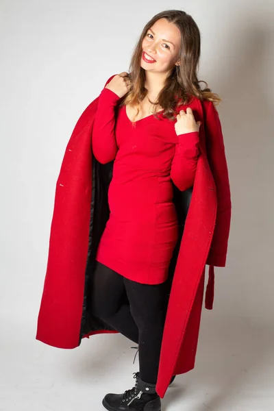 Gülümseyen Avrupalı Kırmızı Kıyafetli Açık Gri Renkli Bir Kadın — Stok fotoğraf