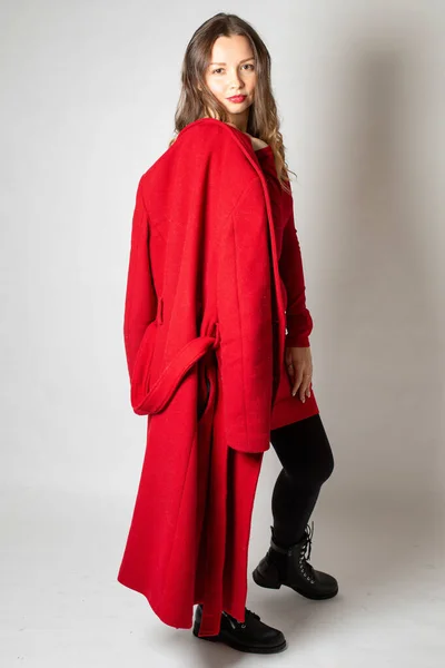 Atraktivní Mladá Evropanka Stojící Celkovém Červeném Oblečení Izolované Světle Šedé — Stock fotografie