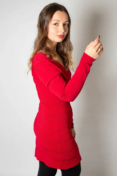 Ελκυστική Νεαρή Ευρωπαία Γυναίκα Κόκκινο Φόρεμα Απομονωμένη Ανοιχτό Γκρι Υψωμένο — Φωτογραφία Αρχείου