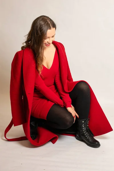 Lachende Junge Frau Mit Lockigem Haar Total Roten Outfit Isoliert — Stockfoto