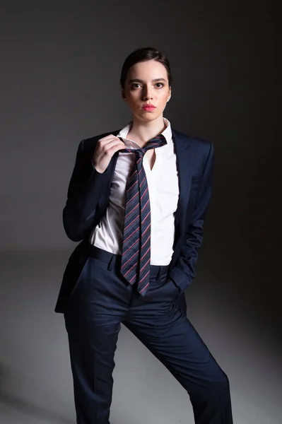 Europeisk Ung Kvinna Svart Man Kostym Isolerad Mörkgrå — Stockfoto