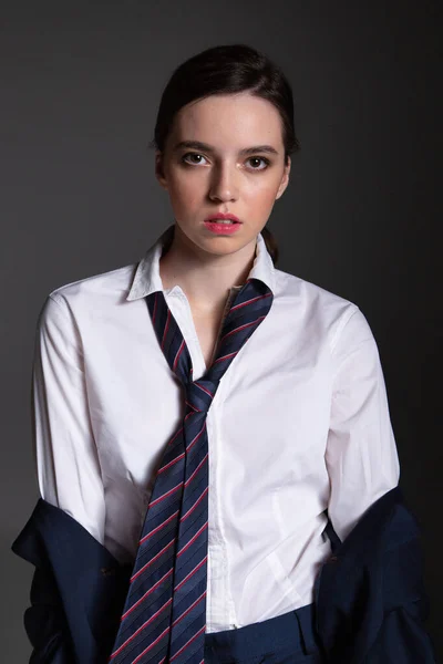 Porträtt Affärsstil Europeisk Ung Kvinna Vit Skjorta Bär Man Slips — Stockfoto