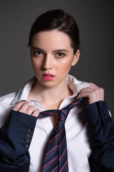 Retrato Estilo Negócios Mulher Jovem Europeia Camisa Branca Vestindo Homem — Fotografia de Stock