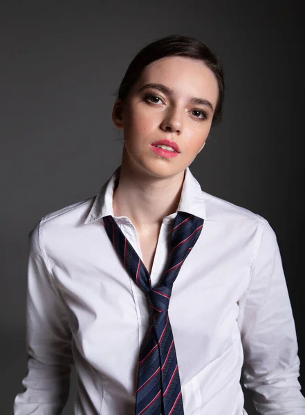 穿着白衬衫 打着黑色领带 双唇丰满的欧裔年轻女性的商业形象 — 图库照片
