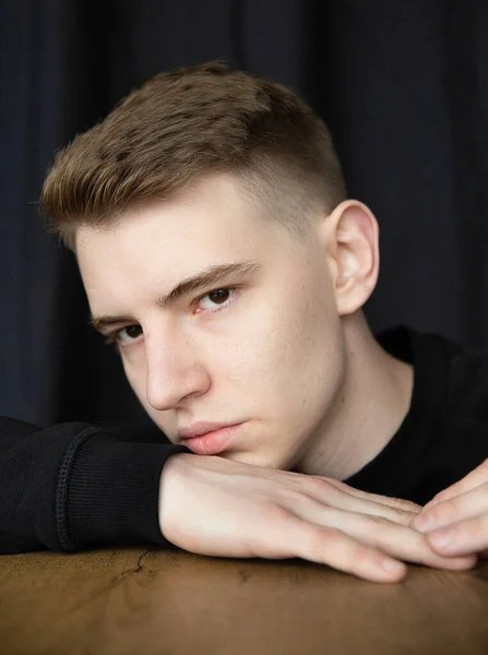 Porträtt Ung Blond Man Isolerad Svart Nära Bordet — Stockfoto