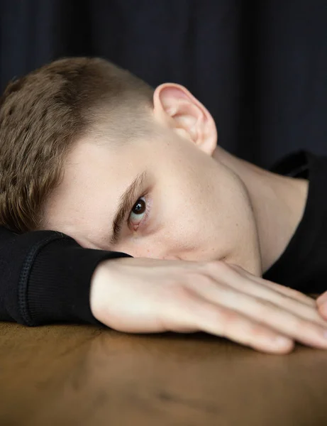 Retrato Jovem Loiro Isolado Preto Encostado Mesa Com Mão Frente — Fotografia de Stock