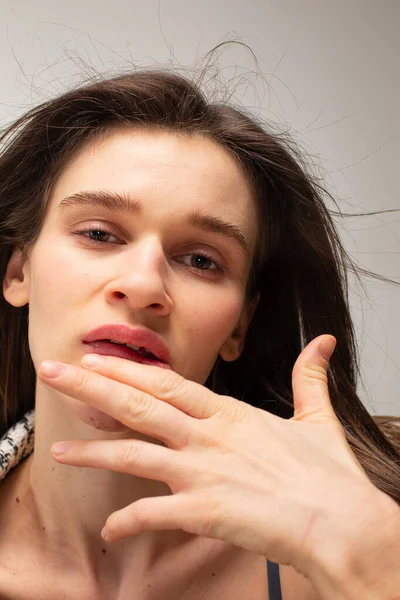 Joven Mujer Delgada Aislada Beige Claro Tocando Sus Labios —  Fotos de Stock