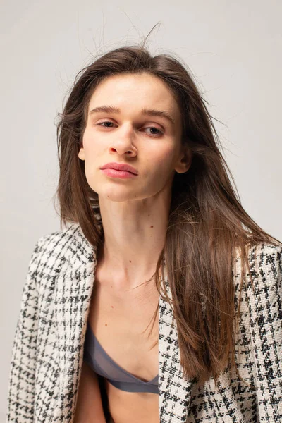 Jovem Mulher Magra Com Cabelo Liso Escuro Retrato Blazer Xadrez — Fotografia de Stock