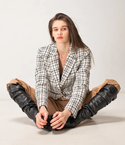 Jovem Mulher Magra Com Cabelo Escuro Isolado Bege Claro Sentado — Fotografia de Stock