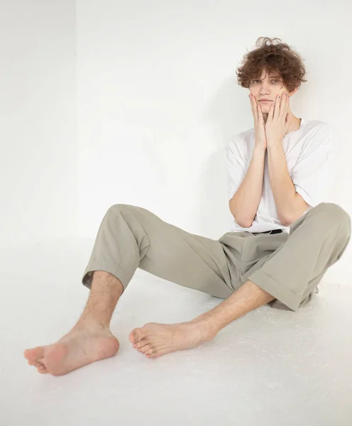 Barefoot Aantrekkelijke Jonge Europese Man Geïsoleerd Beige Zitten Vloer — Stockfoto