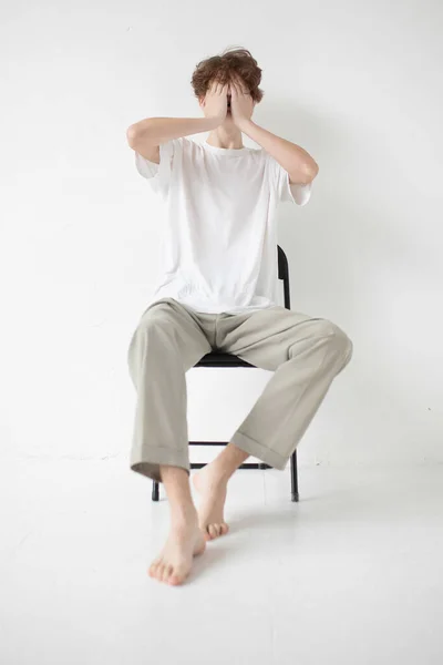 Descalço Atraente Jovem Europeu Isolado Cinza Claro Cobriu Seu Rosto — Fotografia de Stock