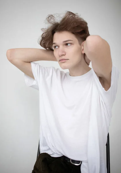 Porträtt Attraktiv Ung Europeisk Man Isolerad Ljusgrå — Stockfoto
